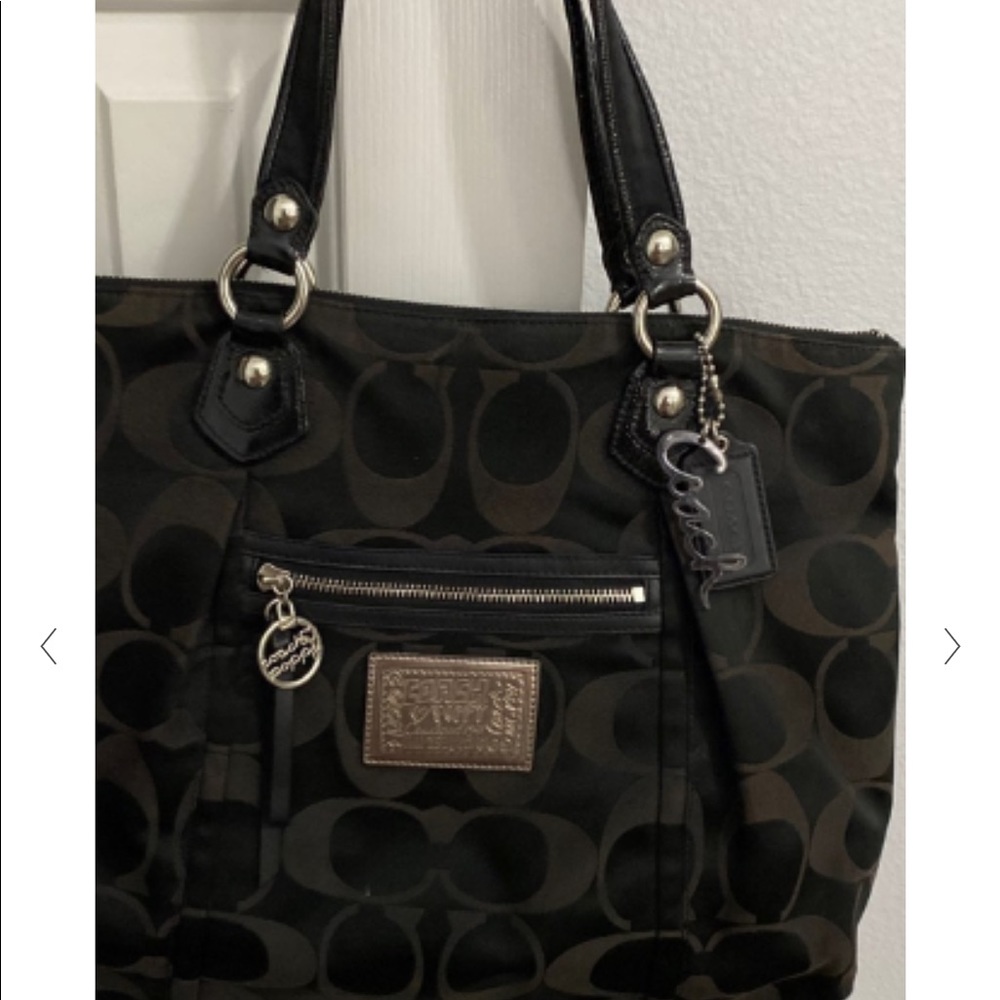 Perfect over the shoulder day to day bag.